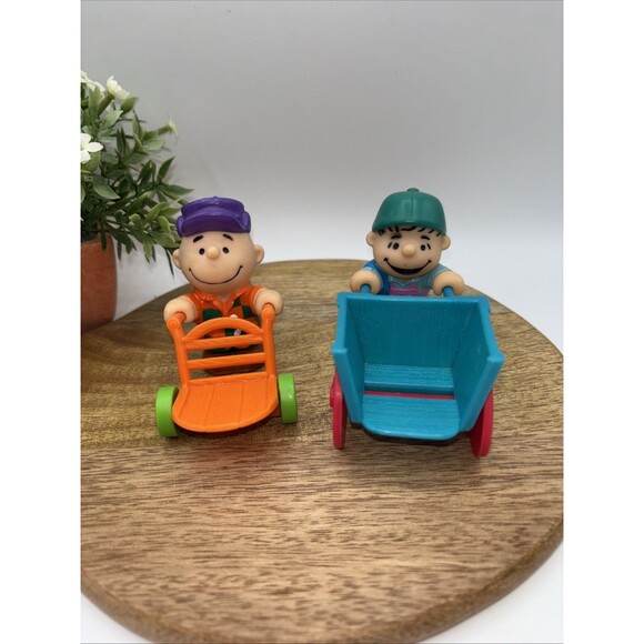 Lot of 2 1966 VTG Charlie Brown & Linus & carts 2.75" Toy Figures Cake Topper - Picture 1 of 10